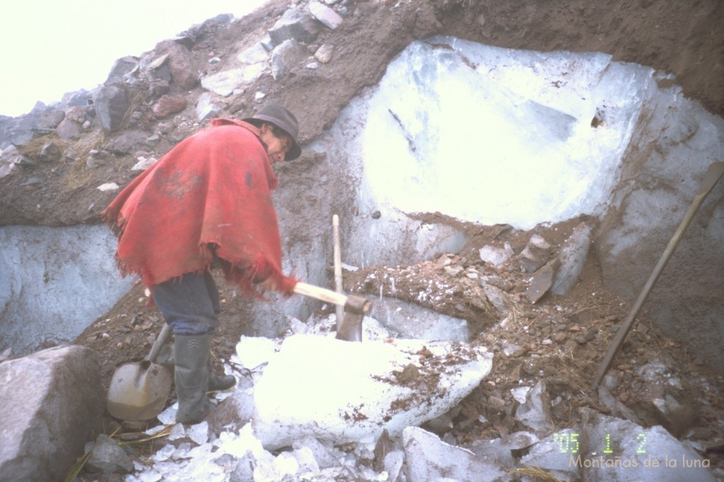 Gregorio extrayendo el hielo del glaciar del Chimborazo.
